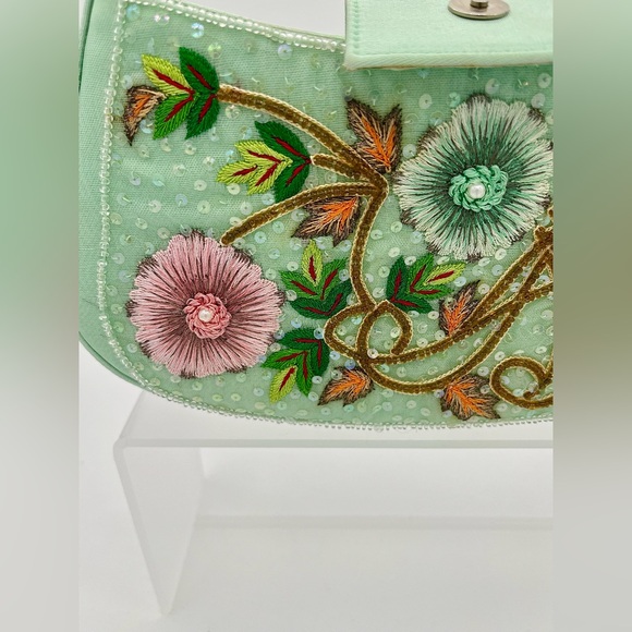 An elegant Escada, hand-sewn, embroidered handbag, using high quality 100% silk. - Picture 5 of 13